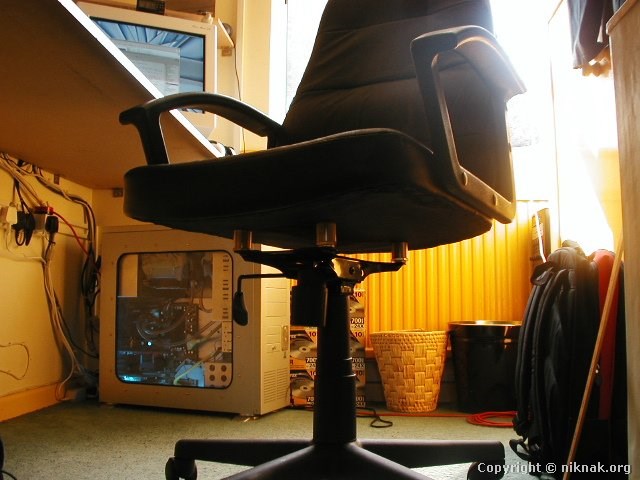 n00_chair_raised.jpg
